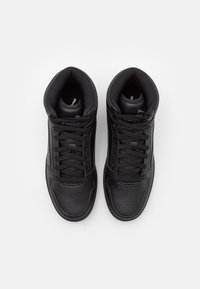 Černé vysoké tenisky z umělé kůže a síťoviny. Mají perforovanou špičku, ploché tkaničky a polstrovaný límec.