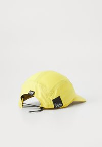 Gelbe Laufmütze aus leichtem Material, mit gebogenem Schirm, verstellbarem Rückenzug und Logostick auf der Seite.