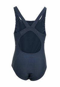 Maillot de bain une pièce marine avec de larges bretelles croisées dans le dos, design à dos dénudé et texture lisse. Présente des accents décoratifs subtils.