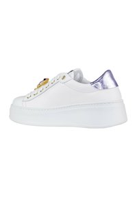 Sneaker bianco con una suola piatta spessa, un accento sul tallone in argento testurizzato e un'ornamentazione decorativa in oro e gemme sul lato.