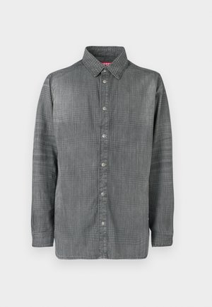 Szara koszula zapinana na guziki, wykonana z teksturowanej tkaniny, z ostrym kołnierzykiem i zapięciem na guziki z przodu oraz widocznymi detalami przeszyć.