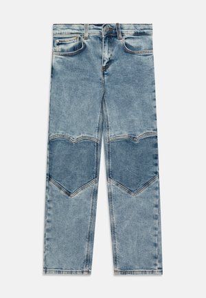 Vaaleansiniset farkut suoran leikkauksen with sydämen muotoisia paikkoja polvissa ja hieno haalistuma koko kankaan läpi.