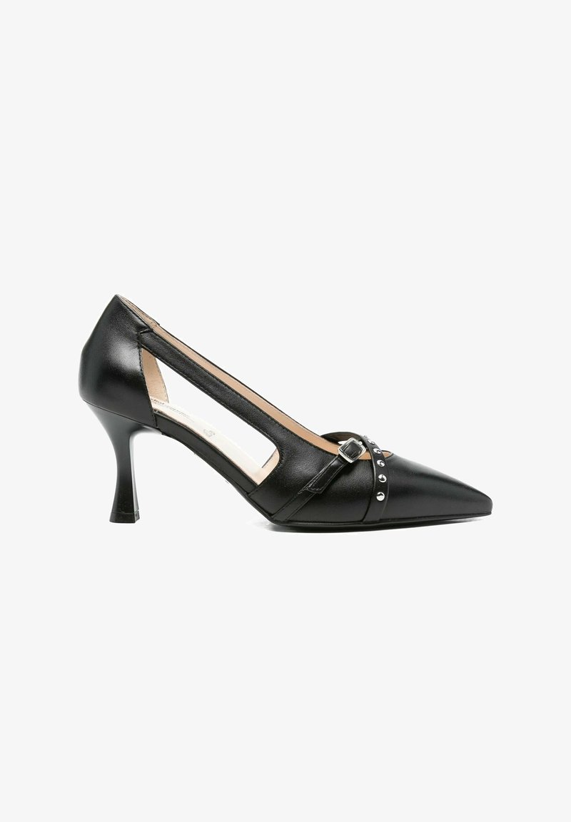 Escarpin noir en cuir à bout pointu, talon moyen, côtés découpés et bride cloutée avec boucle sur le devant.