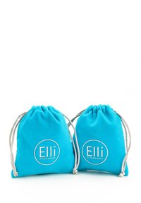Deux sacs à cordon turquoise en tissu doux, avec un logo circulaire argenté affichant en évidence « Elli by Julie & Grace ».