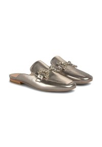 Metallische gouden instapslippers met een platte hak, voorzien van een decoratieve band met kristalaccenten over de bovenkant en een gladde leren textuur.