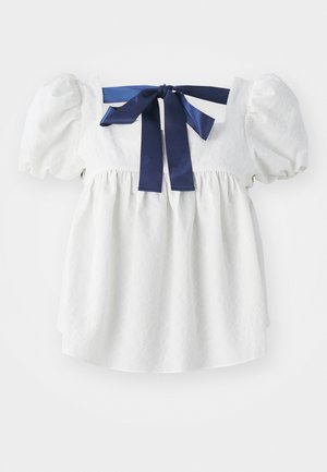 Witte blouse met pofmouwen, delicate textuurstof, vierkante halslijn en een donkerblauwe satijnen strik aan de achterkant.
