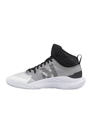 Basket de basketball montante avec semelle blanche texturée, tige en mesh gris, lacets noirs et col de cheville noir rembourré avec languette.