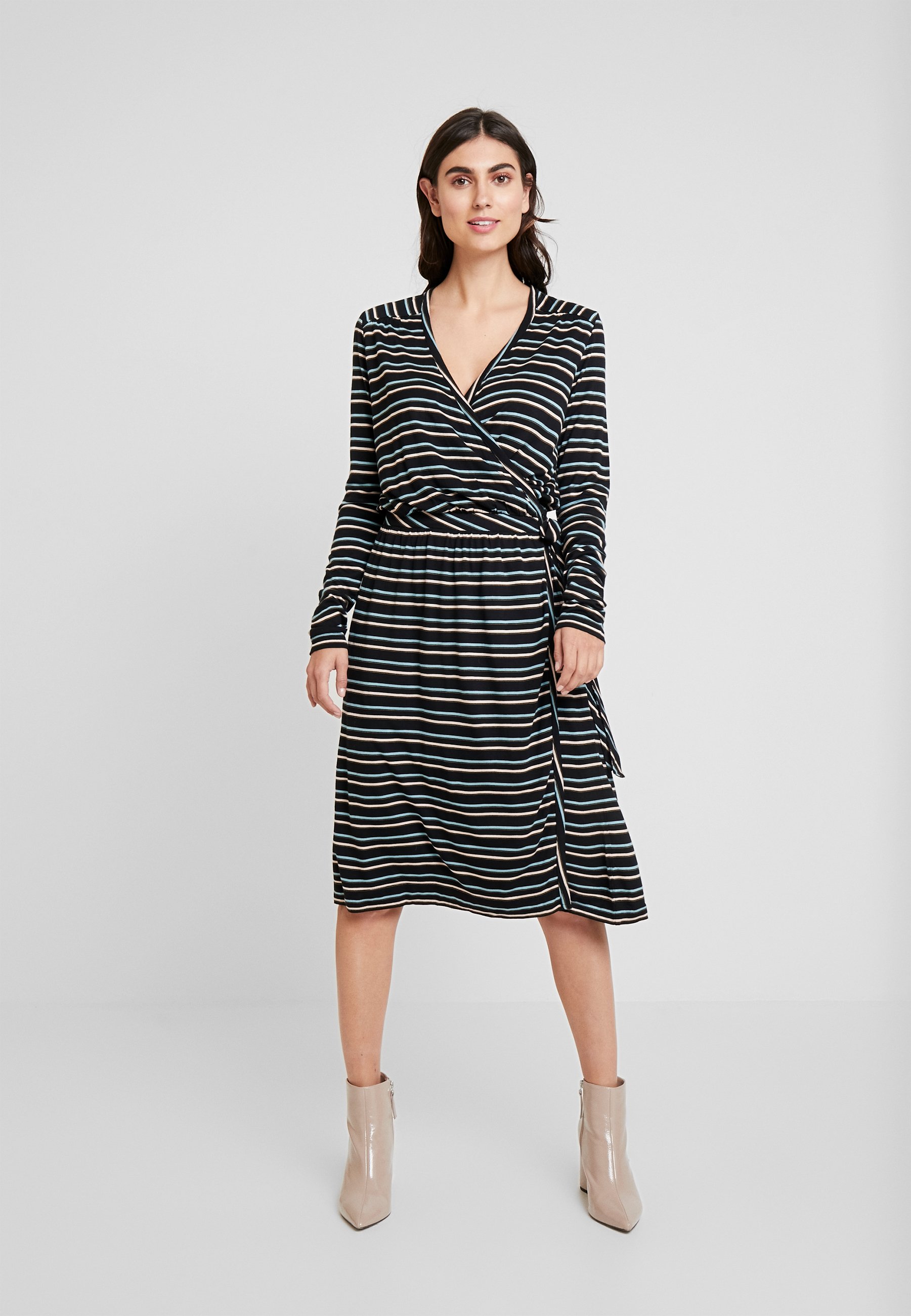 Noa Noa STRIPED Jerseykleid art blackdunkelblau New Look LOVE MORE Sweatshirt nude Zalando.at