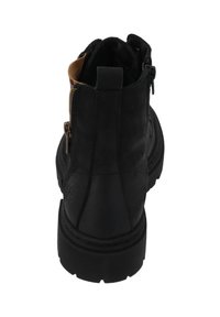 Bottines noires en daim avec une tige texturée, bout rond et fermeture éclair sur le côté. Dispose d'une semelle en caoutchouc et d'un col rembourré avec une doublure beige.