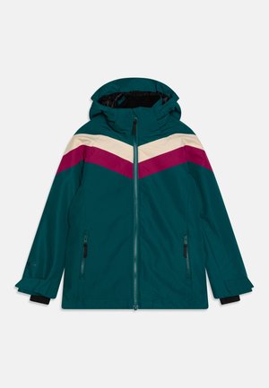 Chaqueta impermeable verde azulado con capucha, presenta franjas en forma de chevron en blanco y magenta a lo largo del pecho, bolsillos con cremallera y puños elásticos.