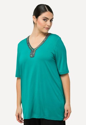 BEADED SHORT SLEEVE V-NECK  - T-shirt print - turquoise