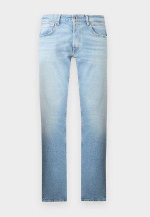 Világoskék, koptatott, egyenes szárú farmernadrág klasszikus ötpakettos kialakítással és gombos záródással, természetes háttéren megjelenítve.