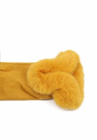 Guanto in suede giallo con un polsino in pelliccia morbida e soffice ripiegato sul polso, su uno sfondo bianco.