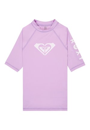 Rash guard lilas à manches courtes avec logo en forme de cœur blanc sur le devant et texte ROXY avec logo sur la manche gauche.