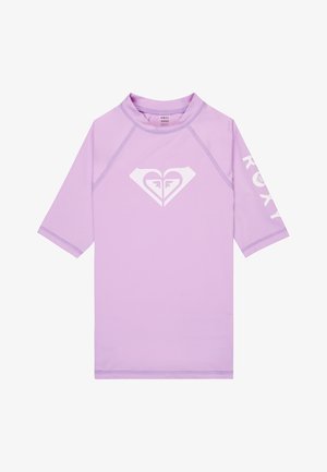 Rash guard lilas à manches courtes avec logo en forme de cœur blanc sur le devant et texte ROXY avec logo sur la manche gauche.