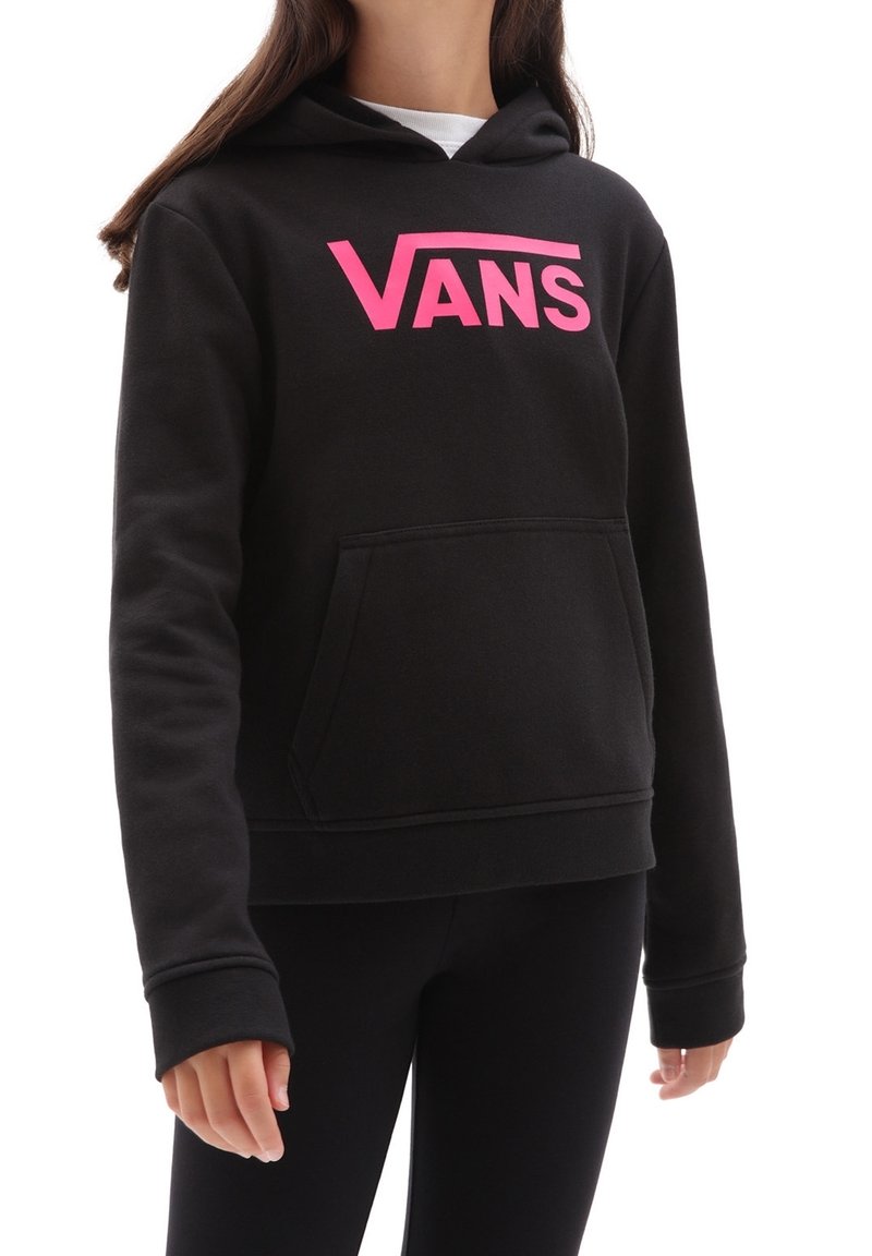 Czarna bluza z kapturem z przednią kieszenią, z dużym różowym logo "VANS". Wykonana z miękkiej, teksturowanej tkaniny; zawiera sznurek do regulacji kaptura.