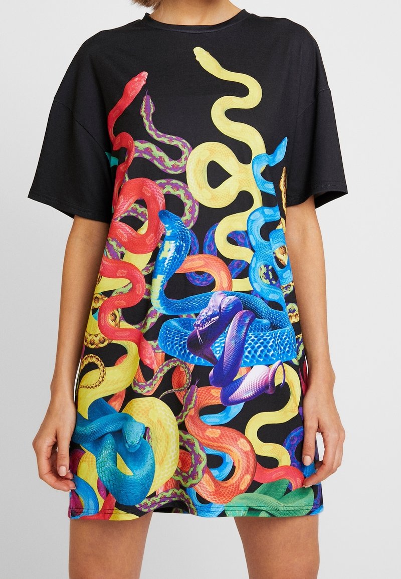 Schwarzes T-Shirt-Kleid mit buntem Schlangengrafikdesign, das verschiedene Muster zeigt, darunter grüne, gelbe, rote und blaue Schlangen.