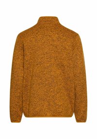 Orange tekstureret pullover med høj krave, der har et strikket mønster og elastiske manchetter. Bagudsigt viser et glat, sømløst design.