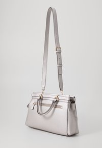 Borsa a mano in metallo argento con design strutturato, doppio manico superiore, tracolla rimovibile e tasca frontale con zip.