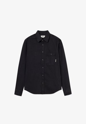 Melna pogām aiztaisāma krekla no džinsa auduma, ar apkakli, garām piedurknēm un priekšpuses kabatu ar etiķetes akcentu.