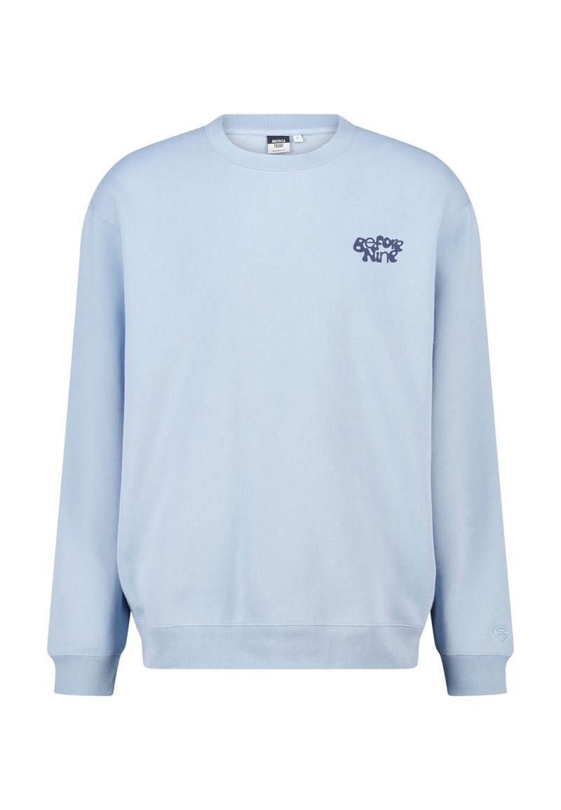 Lichtblauwe sweatshirt van zachte stof. Heeft een ronde hals, lange mouwen en een klein donker logo op het bovenste linkerborstgedeelte.