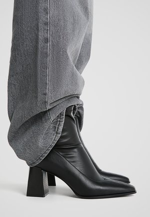 Stradivarius STRETCH - Støvletter - black