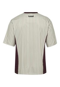 Kurzärmeliges Hemd mit vertikalen kastanienbraunen Streifen auf hellbeigem Hintergrund, mit einfarbigen kastanienbraunen Seitenpanelen und Rundhalsausschnitt.