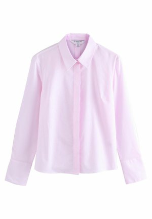 Chemise rose clair à manches longues, avec de fines rayures verticales et un col pointu sur fond blanc.