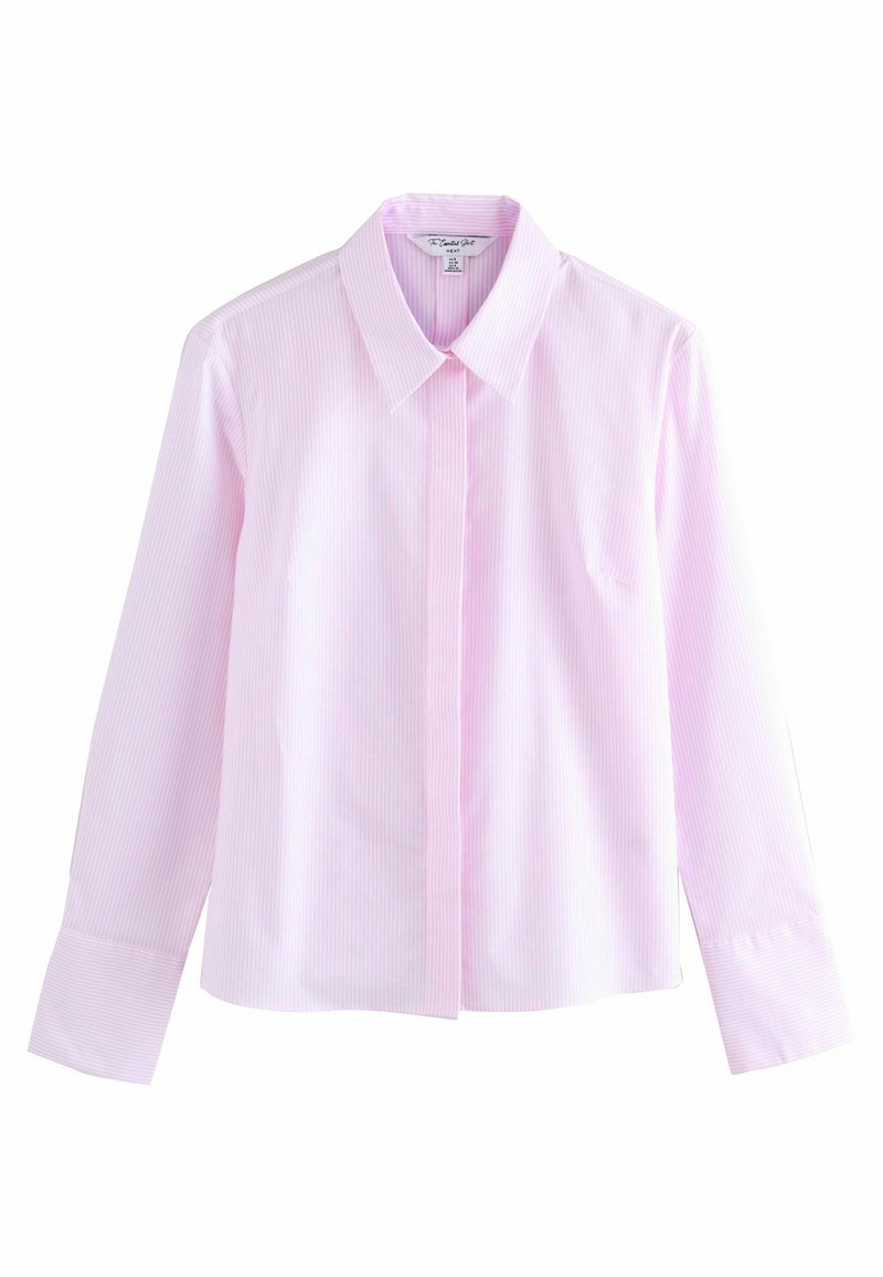 Chemise rose clair à manches longues, avec de fines rayures verticales et un col pointu sur fond blanc.