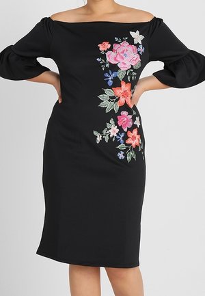 Czarna sukienka z odkrytymi ramionami, zdobiona kolorowym kwiatowym haftem w odcieniach różu, pomarańczu i niebieskiego, z trzy-czwarte pufiastymi rękawami i dopasowanym krojem.