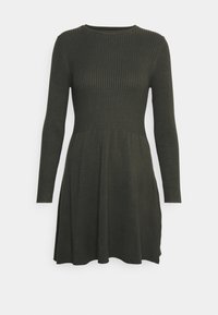 Mörkgrön, ribbad stickad klänning med långa ärmar och en utsvängd kjol. Designad med rund halsöppning och en figurnära liv.