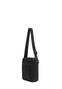 Borsa a tracolla sintetica nera con texture liscia, singolo manico regolabile, tasca anteriore con zip e design quadrato minimalista.