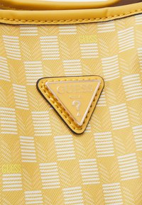 Guess VIKKY II SET - Pirkinių krepšys - yellow
