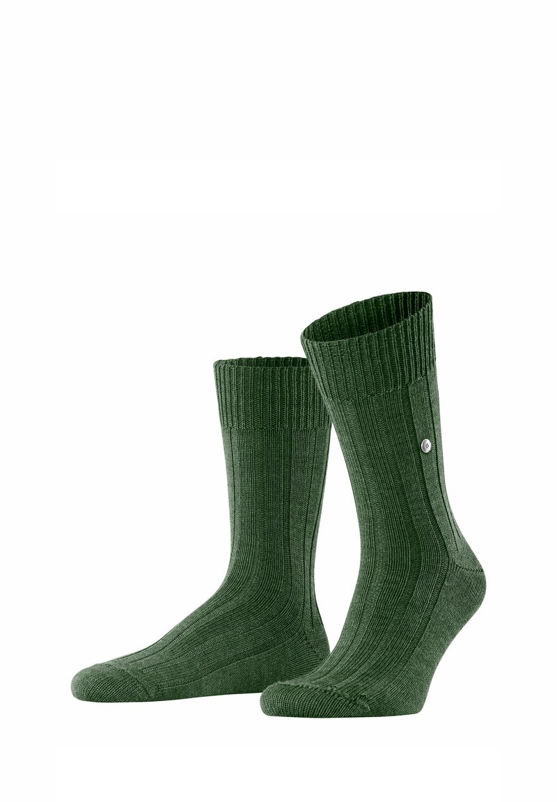 Ein Paar dunkelgrüne, gerippte Crew-Socken mit einem kleinen runden Silberlogo an der Seite, auf einem weißen Hintergrund präsentiert.