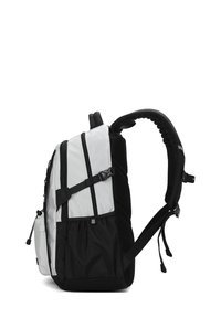 Sac à dos avec panneaux noir et blanc, plusieurs compartiments, bretelles rembourrées et tissu texturé pour une meilleure prise. Fermetures éclair et poche latérale incluses.