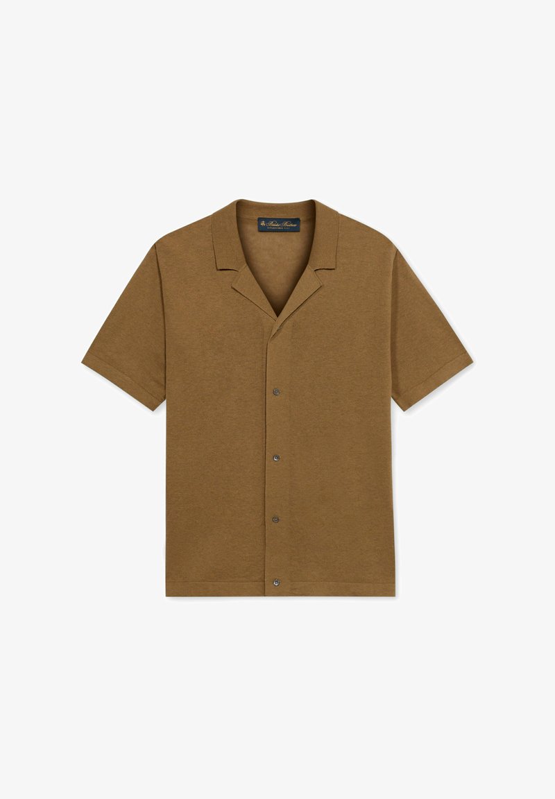 Chemise marron à manches courtes avec col camp et quatre boutons, présentée à plat sur un fond blanc.