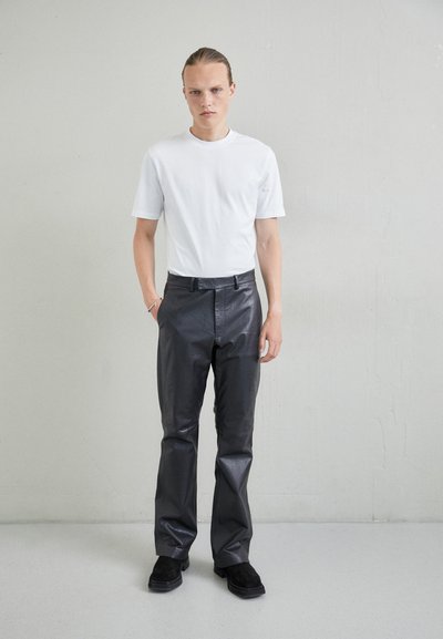 Emporio Armani EXCLUSIVE TROUSERS - Δερμάτινο παντελόνι - nero