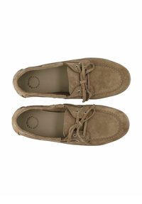 Brūni zamša mokasīnu stila apavi ar noapaļotu purngalu, auklu dizainu un metāla acīm. Mīksta tekstūra un izšuvumi ir izteikti.