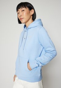 Tommy Jeans LINEAR HOODIE - Felpa - moderate blue