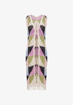 Lange mouwloze gehaakte vest met strik aan de voorkant, met geometrische pastel kleurvlakken in roze, groen, zwart en blauw, met franjes aan de zoom.