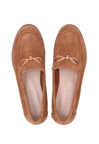Braune Wildlederloafers mit durchbrochenem Design, goldfarbener Hardware und flacher Sohle. Glatte Innenauskleidung. Schlichte Slipper-Style.