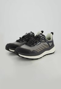 Scarpe da trail nere e grigie con tomaia in mesh, dettagli riflettenti, lacci a regolazione rapida e suola in gomma robusta con modelli di trazione.