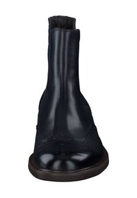 Bottines en cuir noir avec une finition lisse, des détails de brogue décoratifs et une semelle en caoutchouc brun basse. Panneaux latéraux en élastique pour un enfilage facile.