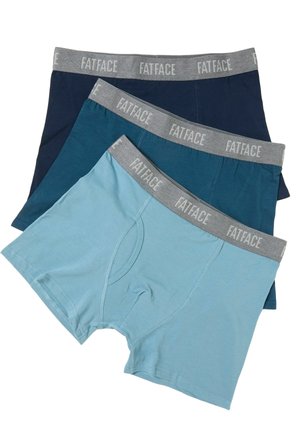 Drei gefaltete Herrenboxershorts in Hellblau, Petrol und Marineblau mit grauen elastischen Bund mit der Marke „FATFACE“.