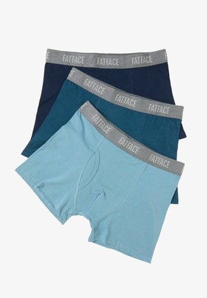 Kolm volditud meeste bokserit hele sinise, türkiissinise ja lahe sinise värviga, hallide elastsete vöökätistega, millel on bränd "FATFACE".