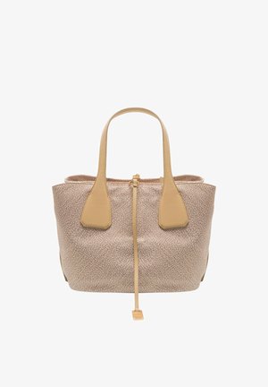 Beige tekstureret tote taske med to afrundede håndtag og en lang, tynd strop, der hænger ned foran i midten.