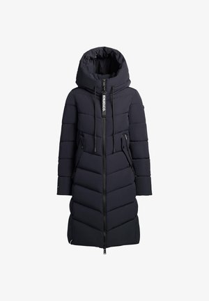 Granatowa kurtka puchowa z kapturem, z poziomym i chevronowym przeszyciem, zapięcie na zamek błyskawiczny i kieszenie boczne. Z wyróżniającą się metką z logo.