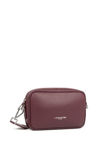 Borsa a tracolla in pelle bordeaux con finitura testurizzata, forma rettangolare, hardware argentato e logo del brand sul davanti. Include una tracolla regolabile.