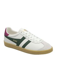 Sneaker bianco con strisce verdi, accentuazione rosa sul tallone e suola in gomma texturizzata. Presenta una punta in suede e il logo "Gola" sul lato.