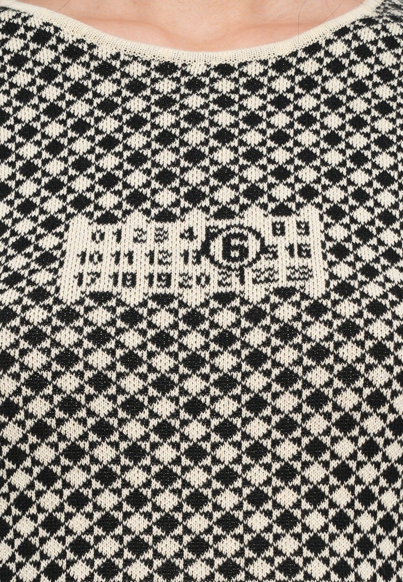 Zwart en crèmekleurig gebreid sweater met een geometrisch patroon en een gestikt logo in het midden. Ronde halslijn, textuurstof.